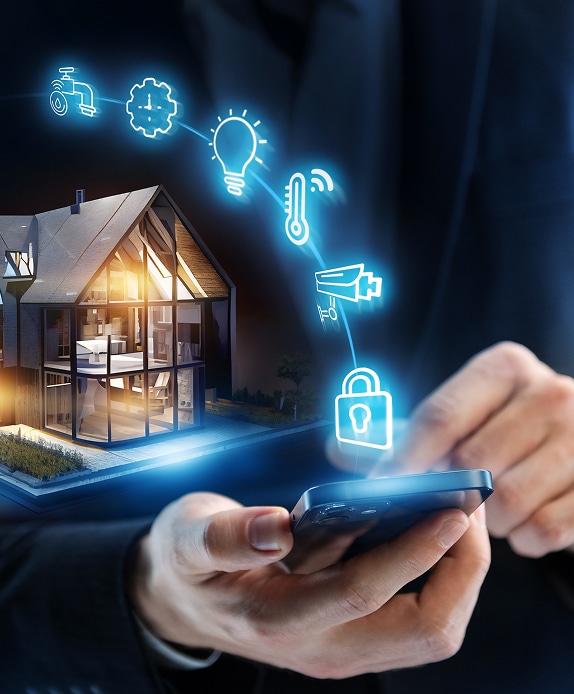 Maison Intelligente : Contrôle Domotique par Smartphone Mains contrôlant une maison intelligente via smartphone : icônes de robinet, engrenage, ampoule, thermomètre, caméra et cadenas lumineux reliés.